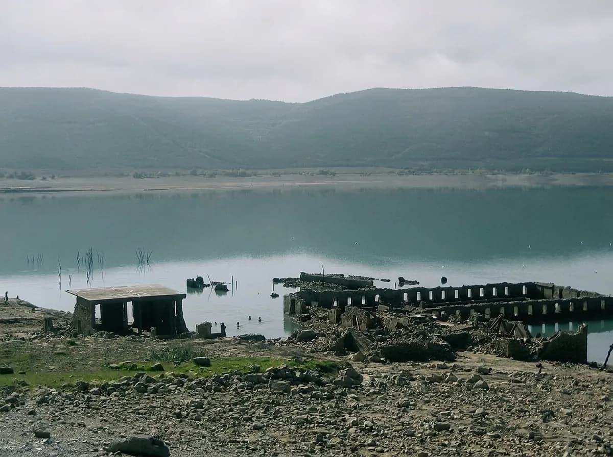 Ruinas del balneario de Tiermas asomando en el embalse de Yesa con el agua baja