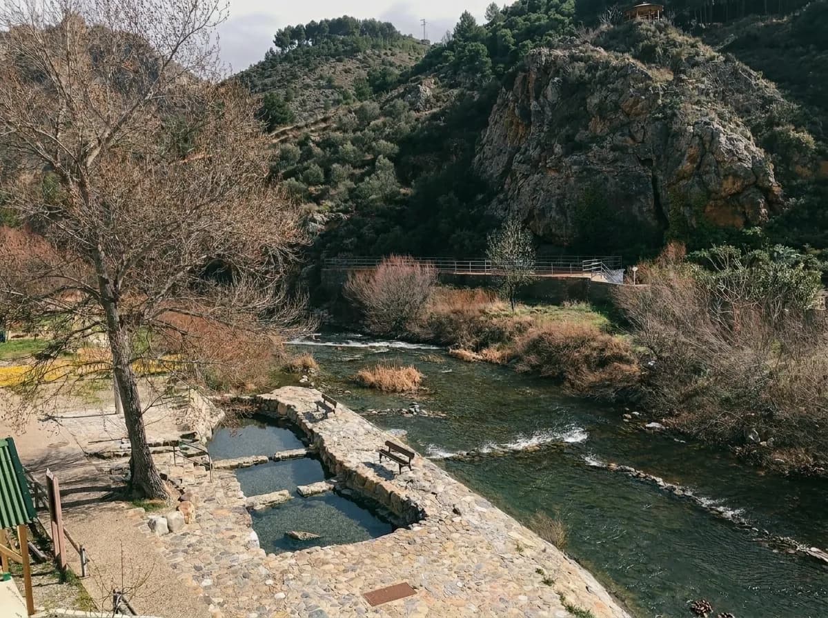 Pozas de Arnedillo junto al río Cidacos, al pie de una pared de roca